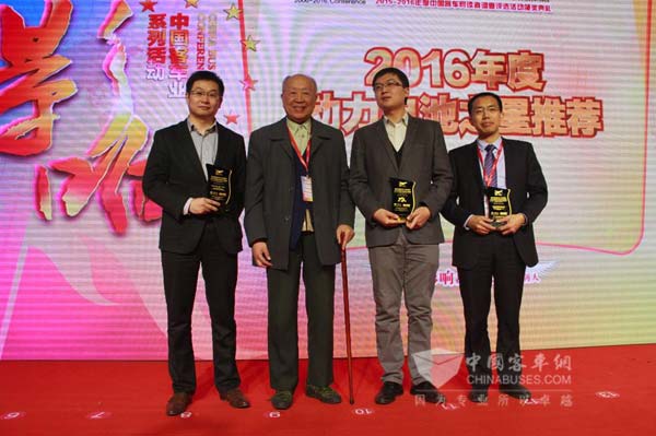 中國(guó)工程院院士楊裕生為2016年度動(dòng)力電池之星獲獎(jiǎng)企業(yè)頒獎(jiǎng)