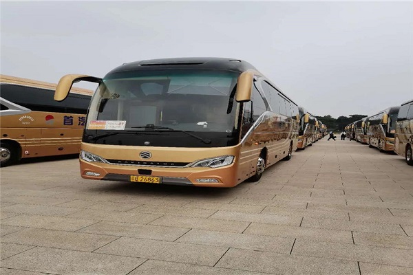 “高定”國賓接待車 金旅客車連續(xù)23年服務(wù)全國兩會