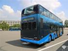 車尾的造型與前臉類似，首尾呼應(yīng)。配備新一代磷酸鐵鋰電池，整車電量355kWh，續(xù)航里程高達350km，1.5小時即可充滿。
