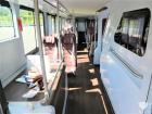 該車設(shè)有59個座位，最大承載119人。內(nèi)飾設(shè)計十分高雅，木紋地板白色墻壁軟質(zhì)頂棚。