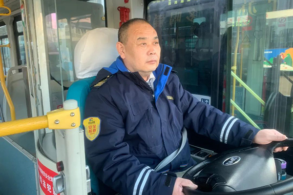 廣受乘客贊揚(yáng) 隋克彬20年公交運(yùn)營(yíng)服務(wù)總結(jié)出的“三點(diǎn)服務(wù)法”