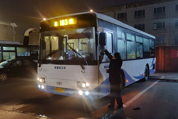 公交駕駛員應(yīng)當(dāng)主動(dòng)掌握 大霧天行車的“四要”和“四不要”