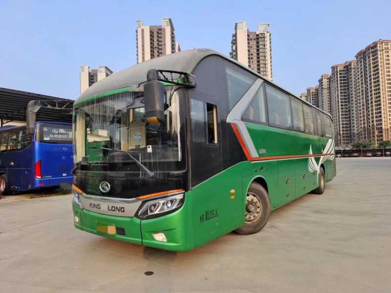 2019年10月上牌國(guó)五35座2+1型新款金龍6127旅游車(chē)