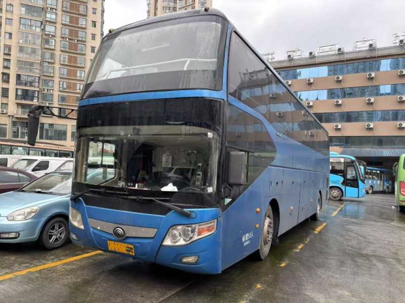 2015年7月上牌國四55座一層半宇通6126氣囊旅游車