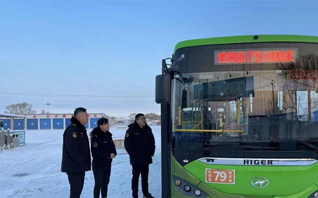 時(shí)刻“嚴(yán)實(shí)” 雨雪中油城公交全力保障乘客安全出行