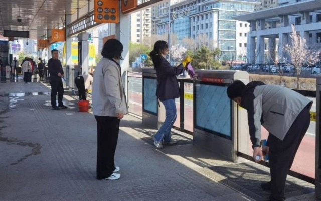延吉公交BRT站臺(tái)美化 扮靚城市“會(huì)客廳”
