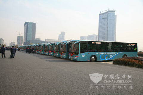 在合肥公交投放使用的安凱純電動車