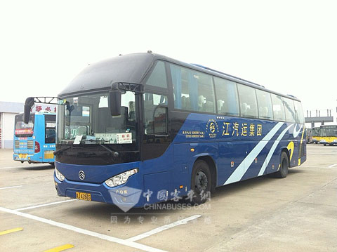 服務(wù)于江門客運的金旅客車