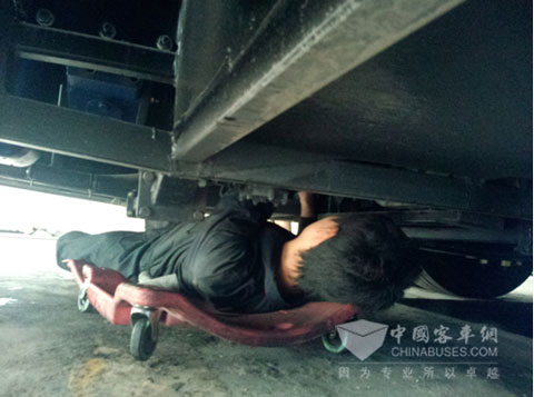 　亞星售后人員在深圳進(jìn)行車輛檢查
