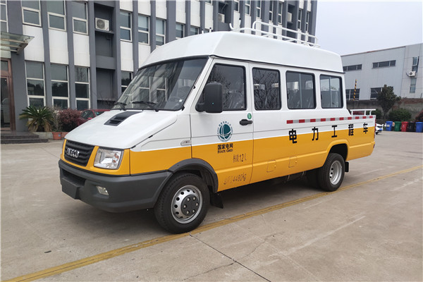 南京依維柯NJ5046XGCZA斗式工程車（柴油國(guó)六10-13座）