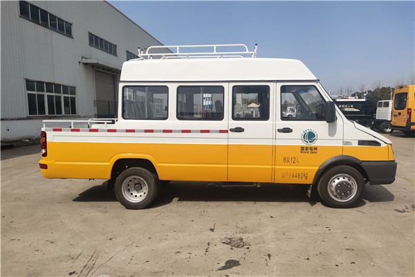 南京依維柯NJ5046XGCZA斗式工程車（柴油國(guó)六10-13座）