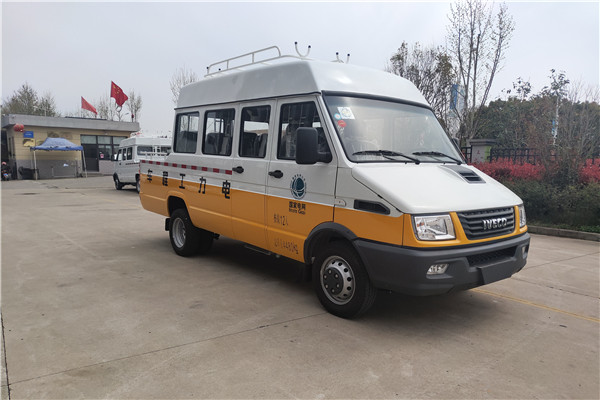 南京依維柯NJ5046XGCZA斗式工程車（柴油國(guó)六10-13座）