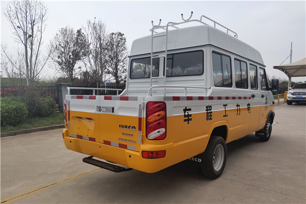 南京依維柯NJ5046XGCZA斗式工程車（柴油國(guó)六10-13座）
