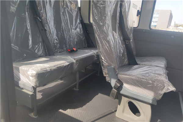 南京依維柯NJ5046XGCZA斗式工程車（柴油國(guó)六10-13座）